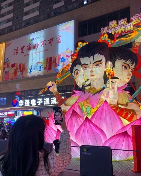 光影交织处 文脉焕新生——在湾里庙步行街感受传统文化与现代商业的完美融合